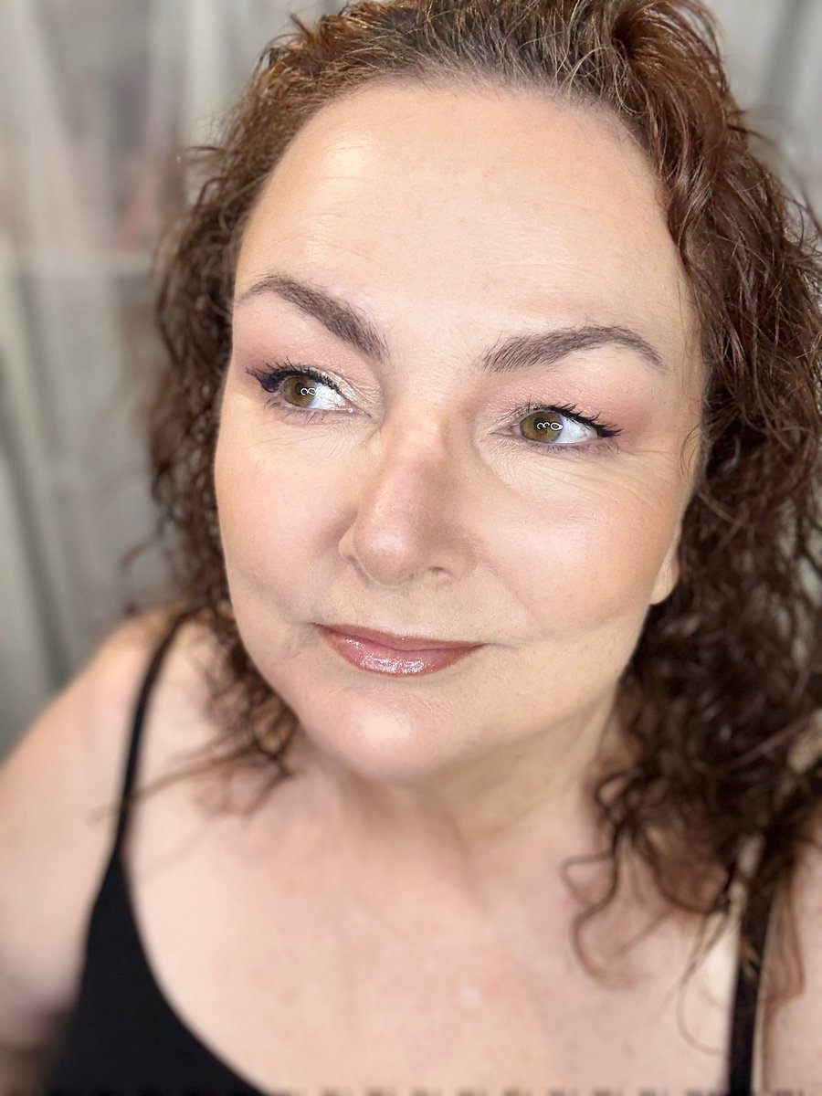 Morphe Bake & Set Setting Powder applied on over-50 skin to smooth and set without caking.