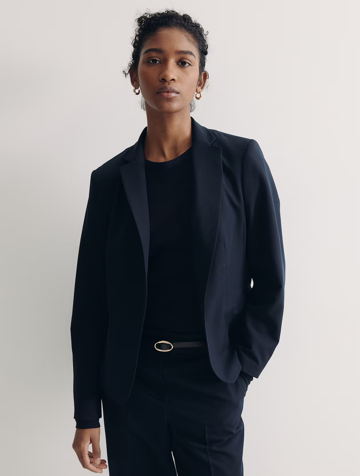 woman wearing fitted black blazer 