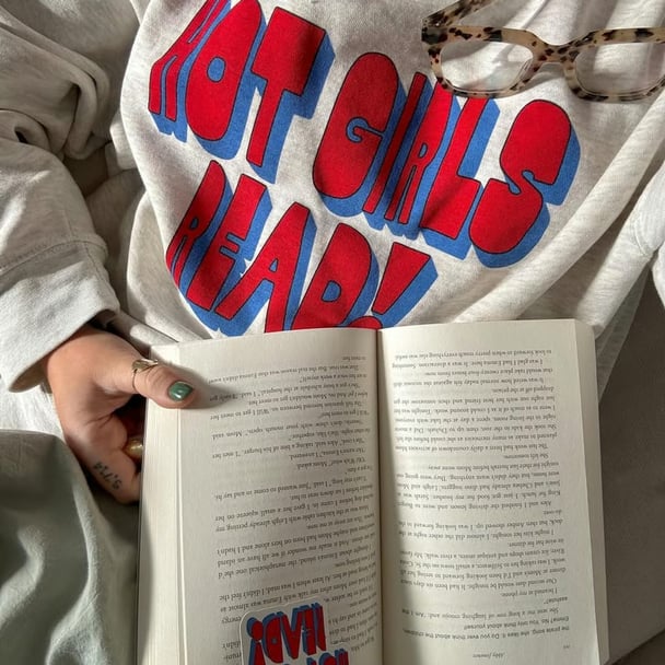 A jumper reading, 'Hot Girls Read'.