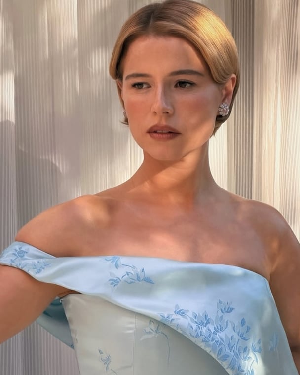 Jessie Buckley makeup golden globes 2026