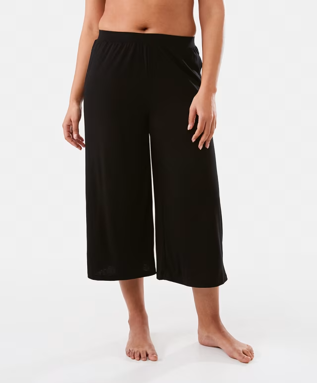 woman wearing black 3/4 pants