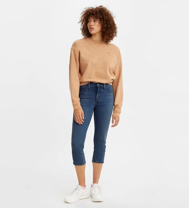 woman wearing skinny demin capri