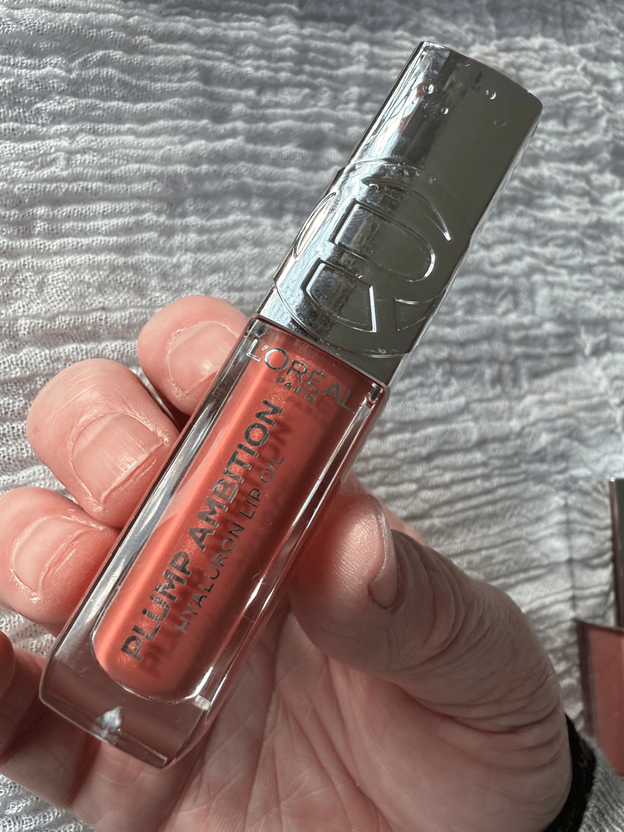 L'Oreal Paris Plump Ambition Lip Oil in coral shade.