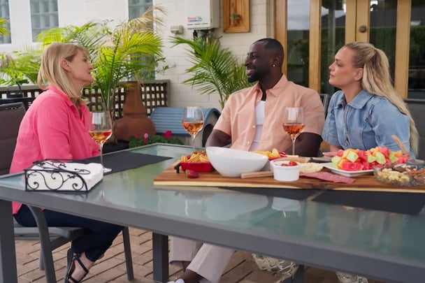 Alissa and David have lunch with Alissa's mum.