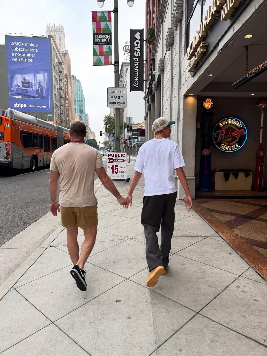 liev-schreiber-son-sasha-walking-street