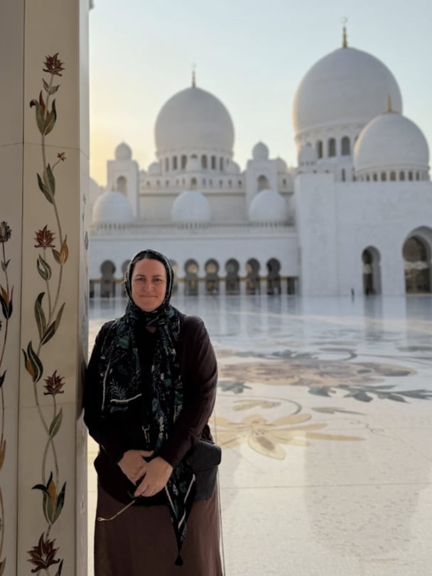 Nat standing in front of the Sheikh Zayed Grand Mosque.