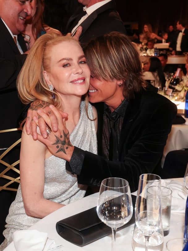 Nicole Kidman and Keith Urban kiss at the Golden Globes.