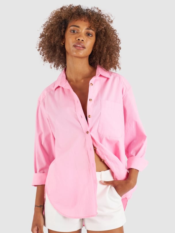 Model in pink poplin shirt.