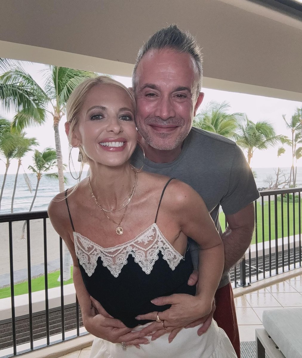 sarah-michelle-gellar-and-freddie-prinze-jr-hugging