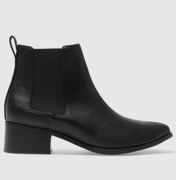 photo of a black boot Spurr 