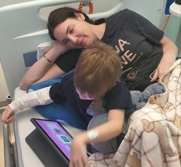 An image of Tracey Jewel and her son Frankie in the car.
