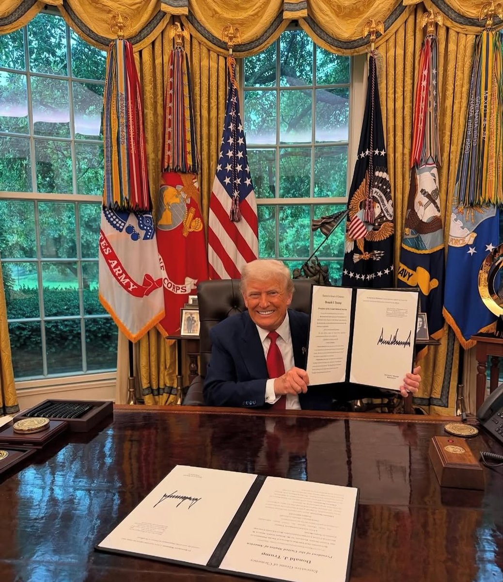 Donald Trump granted Todd and Julie Chrisley pardons.