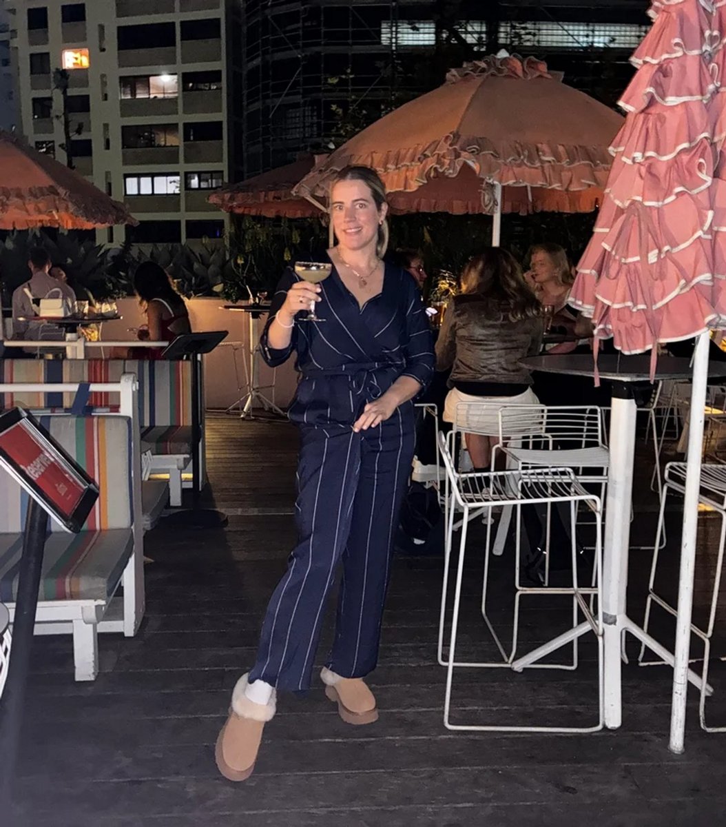 woman wearing ugg boots at a bar 